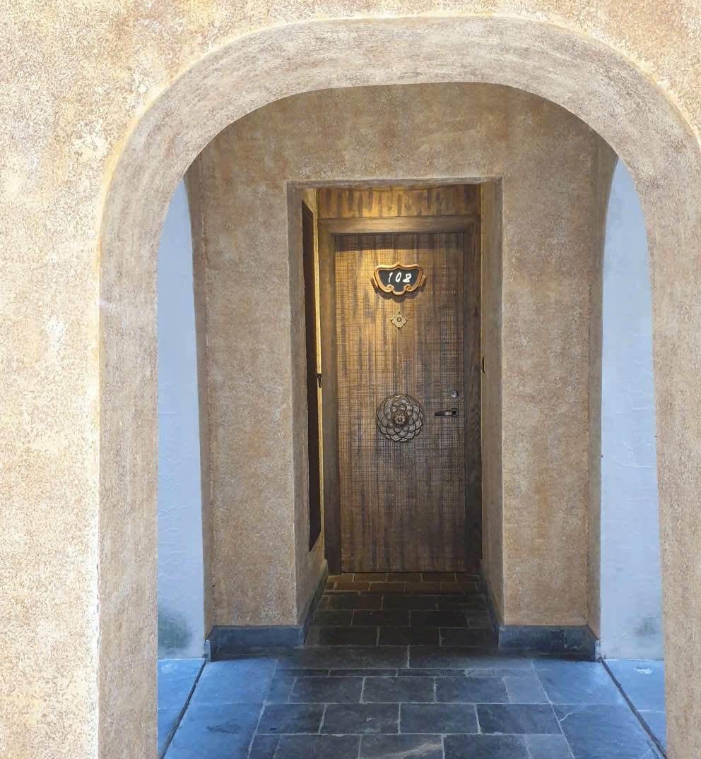 Cửa vào các phòng khách sạn cũng mang kiến trúc cổng vòm của Tháp tổ Yên Tử. Ảnh: Nguyễn Hùng