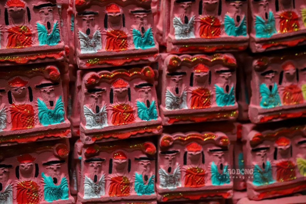 Ong Nguyen Vu Phong – To truong To dan pho Dia Linh, lang Dia Linh (phuong Hoa Chau, TP Hue) cho biet, hien nay, lang Dia Linh van con giu duoc nghe lam ong Tao bang dat nung. Tuy nhien, so ho theo nghe ngay cang giam, tu khoang 6 ho truoc day nay chi con 3 ho bam tru.