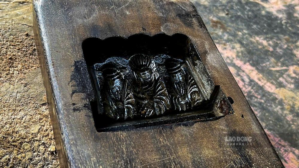 Tren hinh la khuon duc tuong ong Tao. 