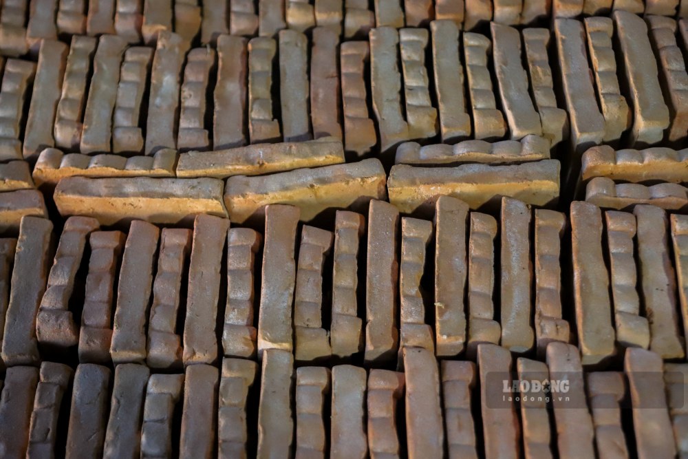 Sau khi dat dat yeu cau, nguoi tho su dung khuon go lim de duc tuong. Dat set duoc nen chat vao khuon, gat bo phan thua, chinh sua be mat de tuong dung vung va can doi.