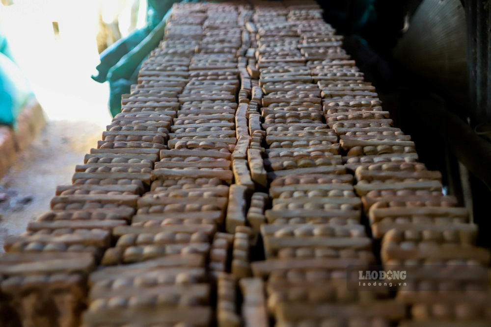 Khi tuong da kho cung, nguoi tho xep vao lo nung. Trau duoc dot lam nhien lieu, gach vun duoc chem giua cac tuong de tranh nut vo. Qua trinh nung keo dai khoang mot ngay mot dem.