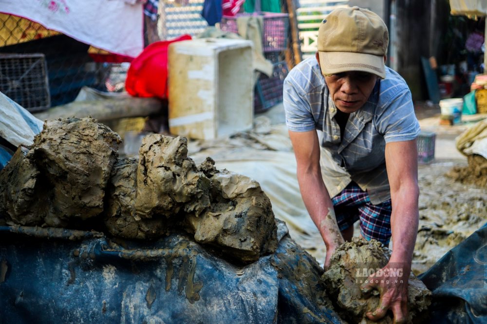 Ben trong gian nha nho o lang Dia Linh (phuong Hoa Chau, TP Hue), ong Vo Van Nam (56 tuoi) miet mai xan tay cat va nhao nhung tang dat set dau tien. Day la cong doan mo dau cho qua trinh tao nen nhung buc tuong ong Tao bang dat nung, san pham gan lien voi Tet Nguyen dan cua nguoi Viet.