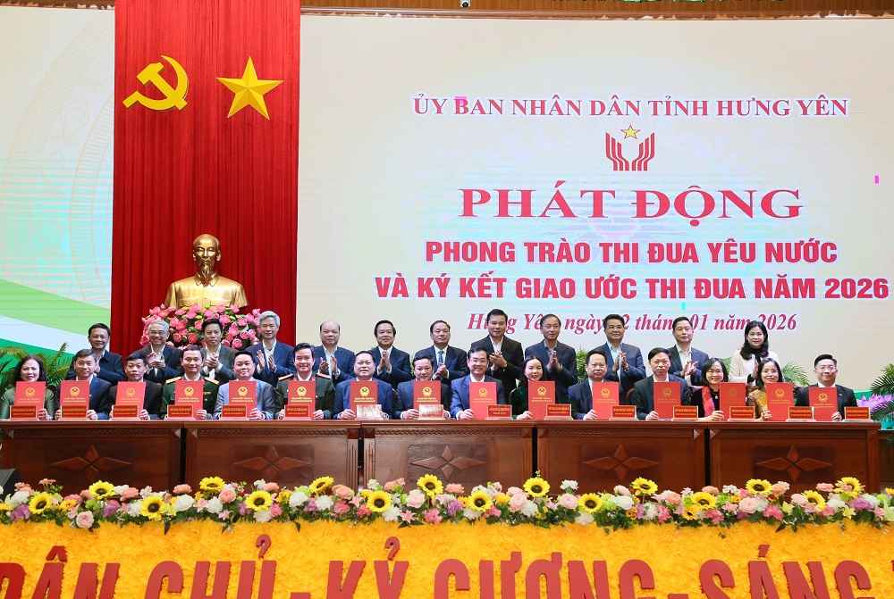 Leaders witness the signing ceremony of the emulation agreement between heads of agencies under the province. Photo: Hung Yen Provincial e-Portal