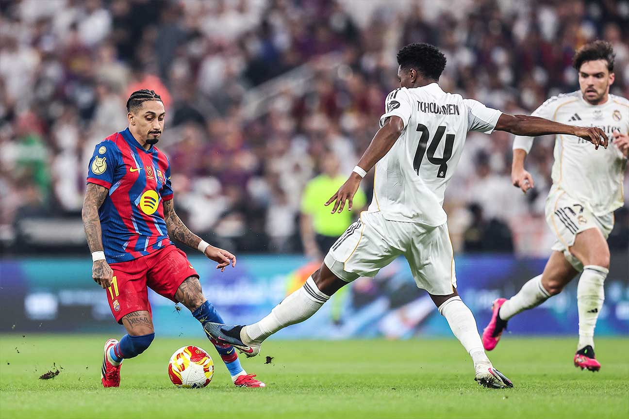 Real Madrid trong nhieu thoi diem da bi lep ve truoc Barcelona. Anh: AFP