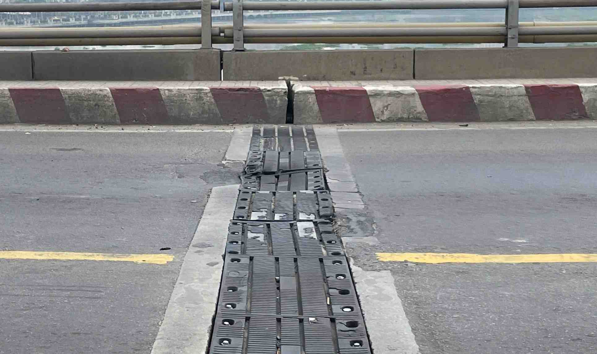 Khe co gian tren mat cau dang hu hong nang, sup lun. Anh: Dinh Trong