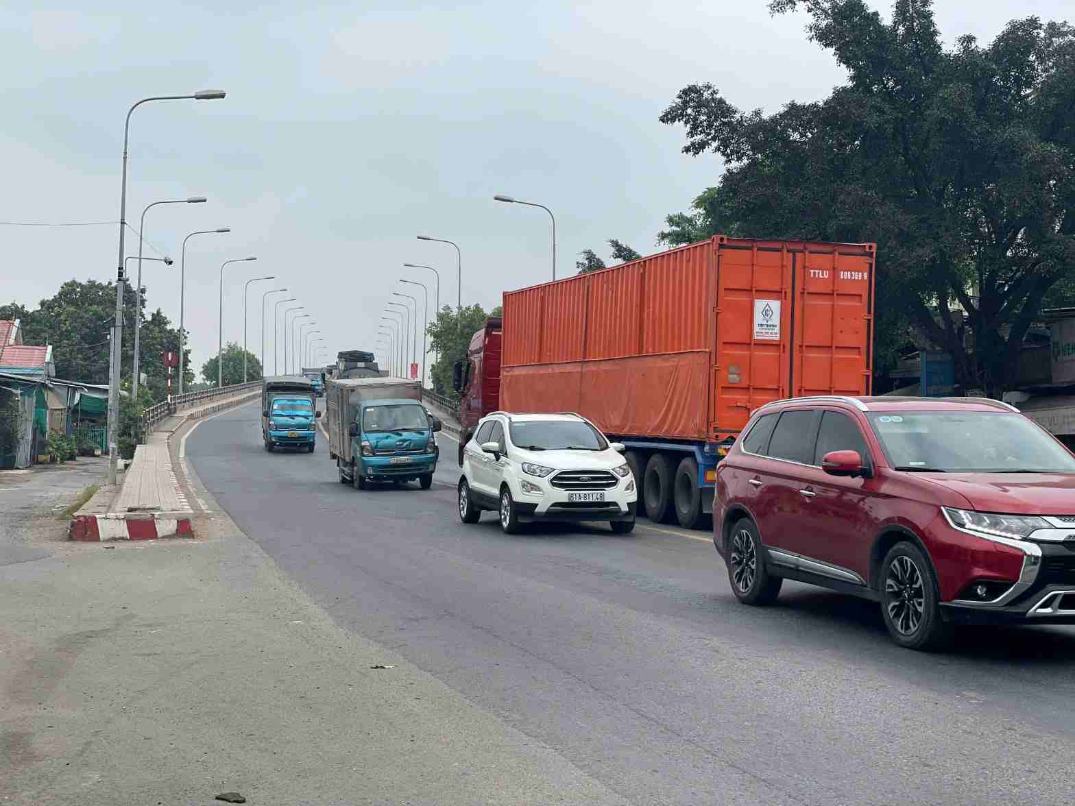 Hang ngay, cay cau don luu luong phuong tien luu thong rat lon. Anh: Dinh Trong