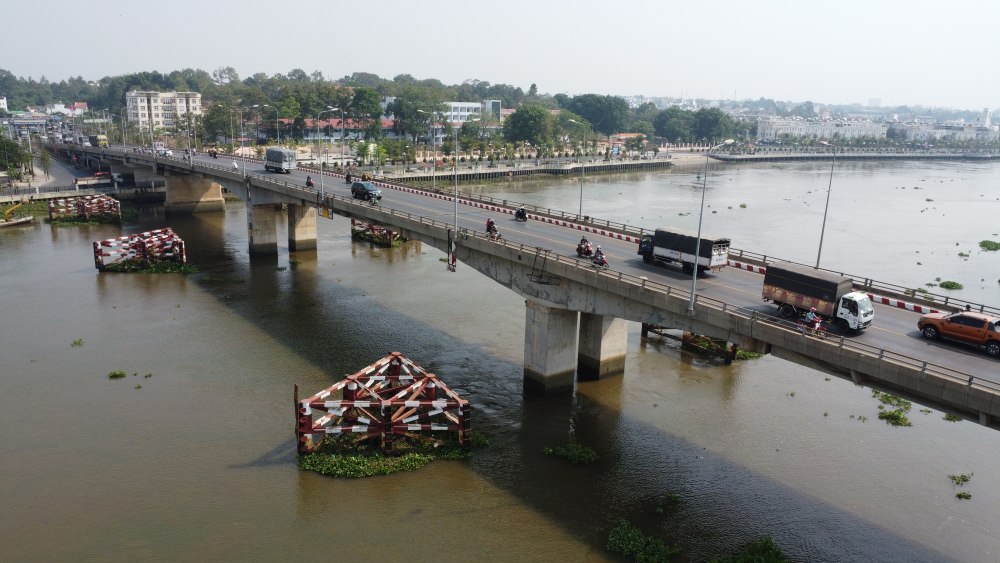 Phu Cuong bridge across the Saigon River section of Thu Dau Mot ward, Ho Chi Minh City. Photo: Dinh Trong