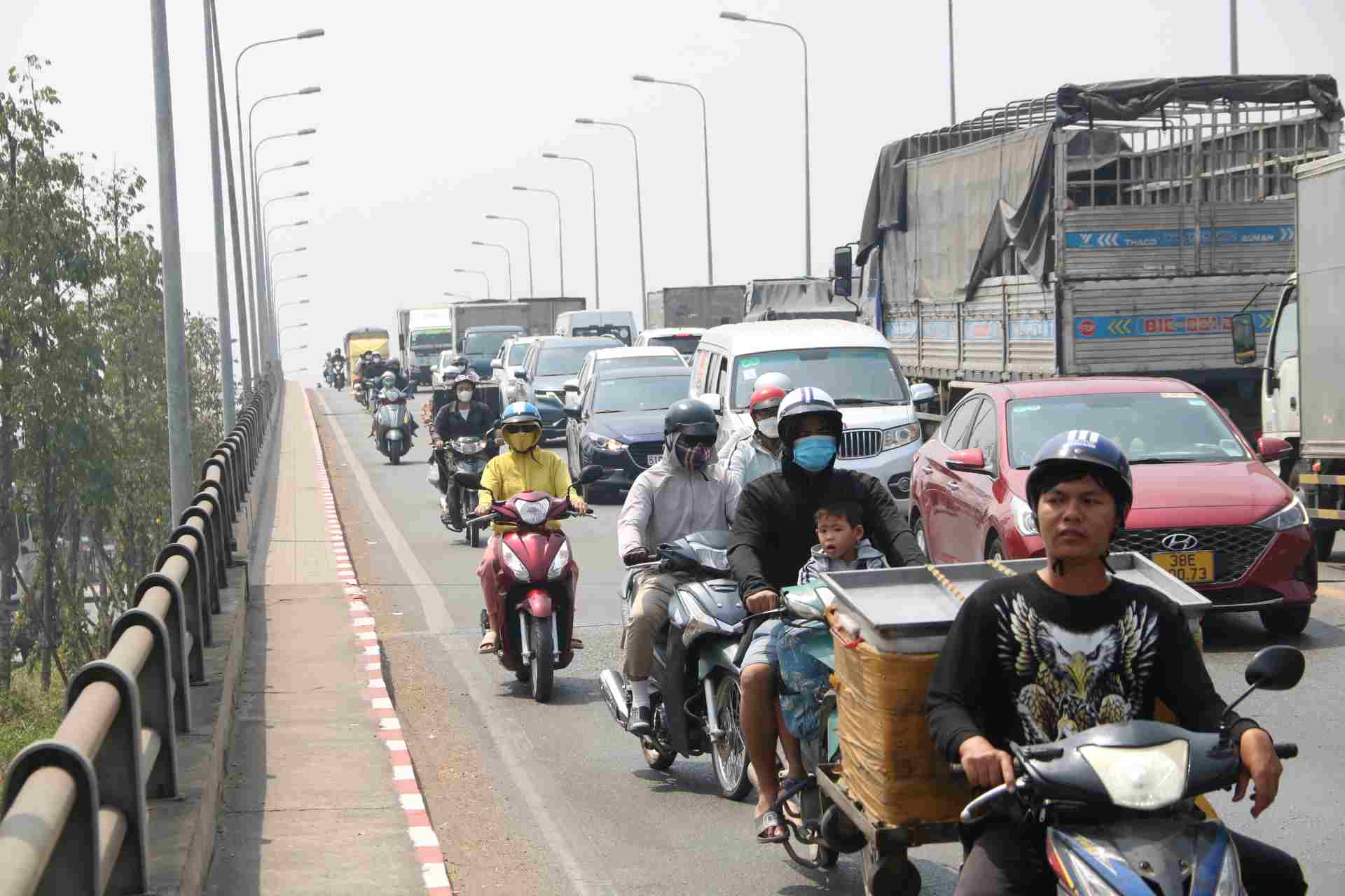 Cau Phu Cuong thuong xay ra un u. Anh: Dinh Trong