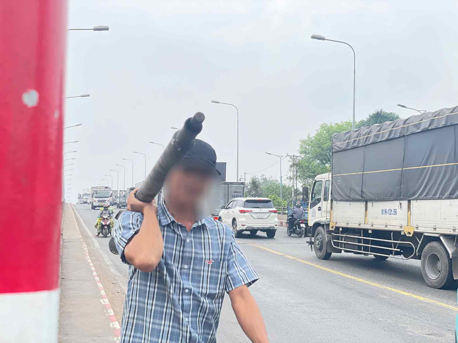 Xe tai chay qua cau bi su co roi may moc tren xe, tai xe phai quay lai nhat. Anh: Dinh Trong