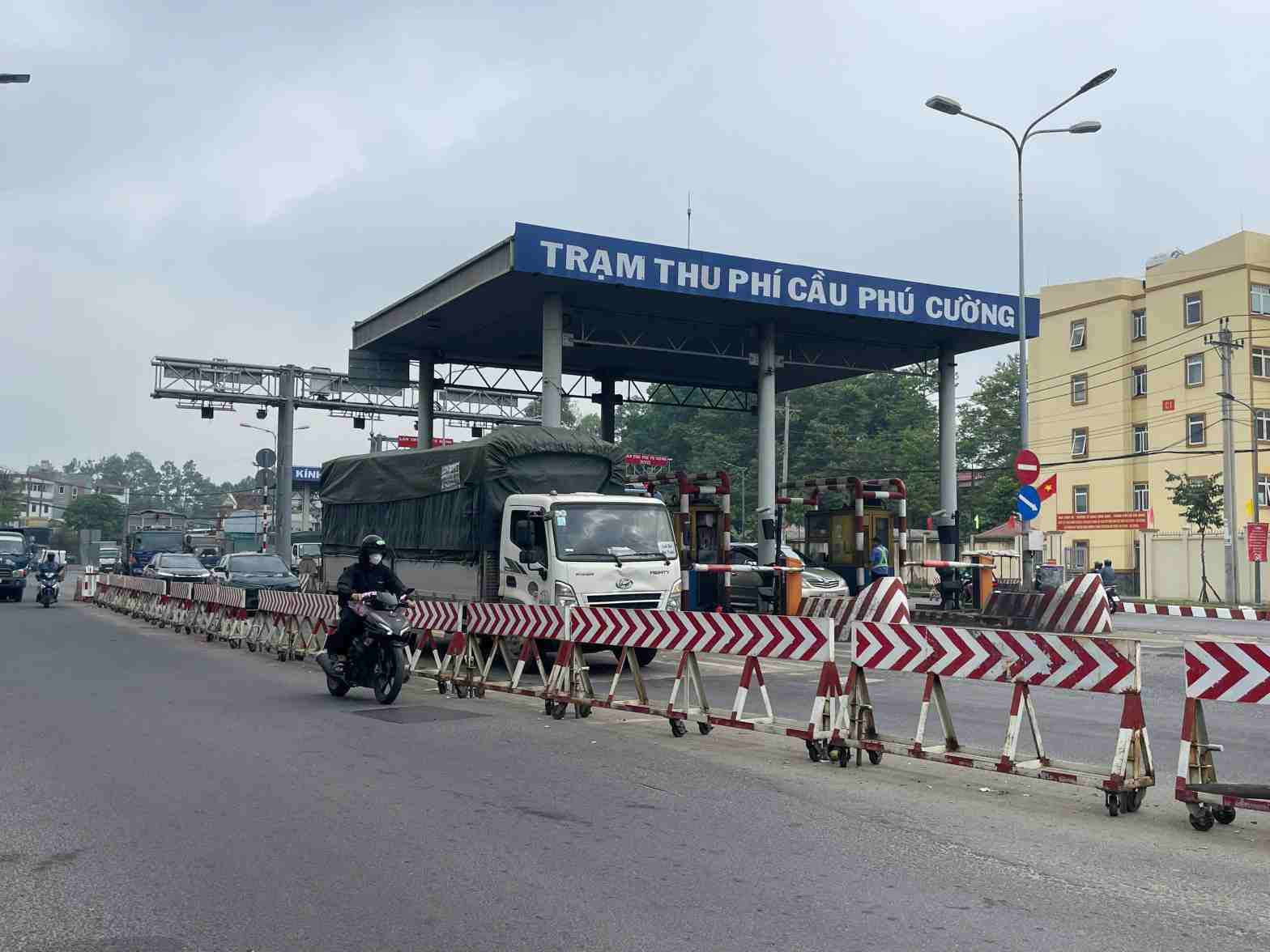 Tram thu phi dat ngay dau cau.Anh: Dinh Trong