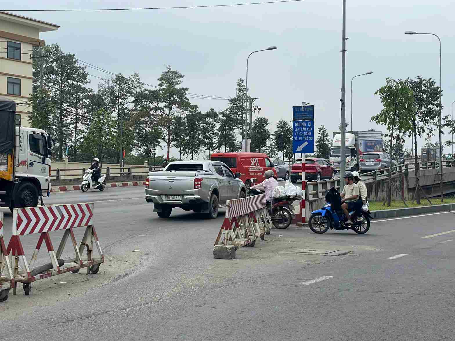 Xe may luu thong len cau Phu Cuong. Anh: Dinh Trong