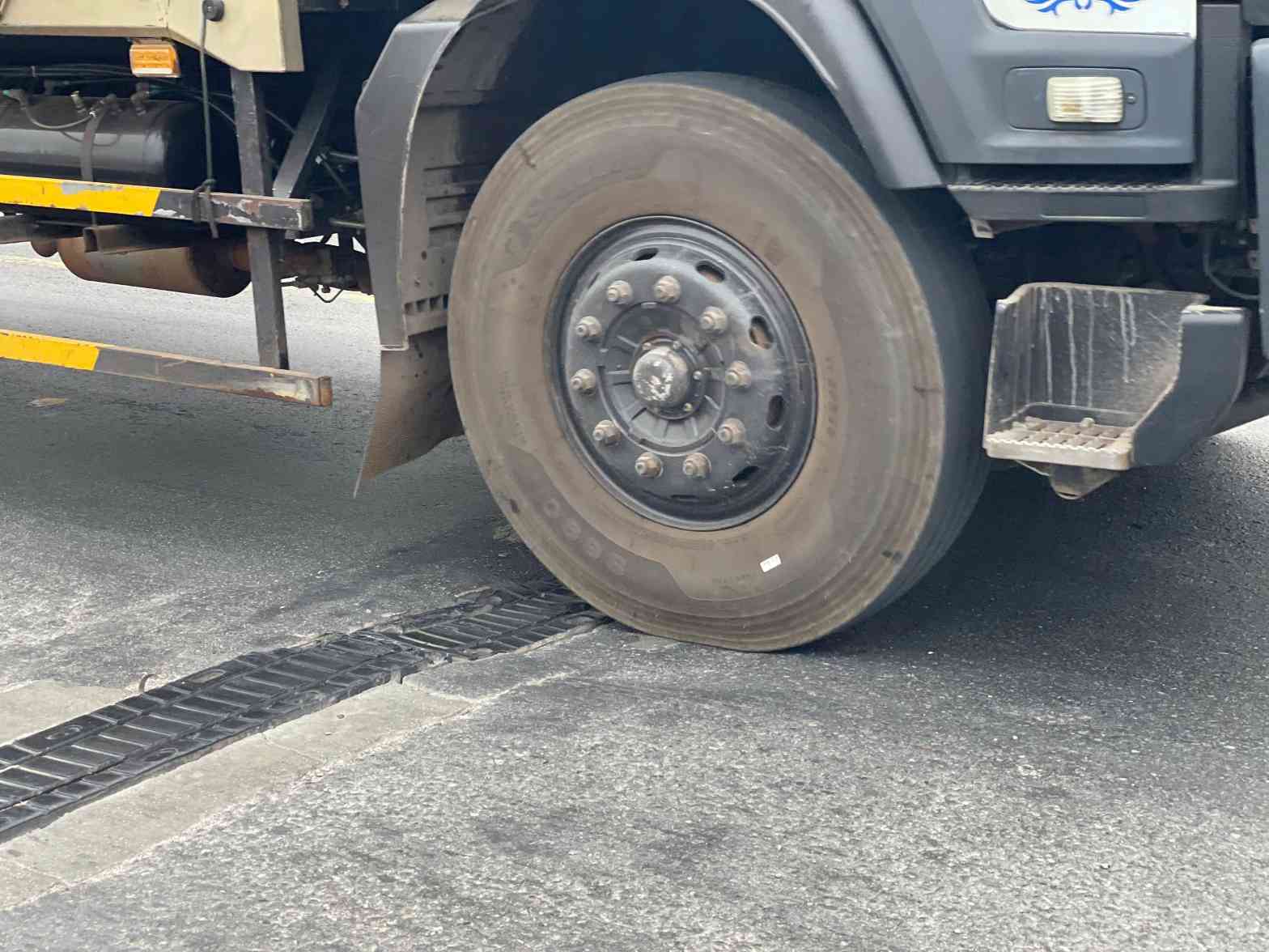 Cac khe co gian dang bi hu hong. Anh: Dinh Trong