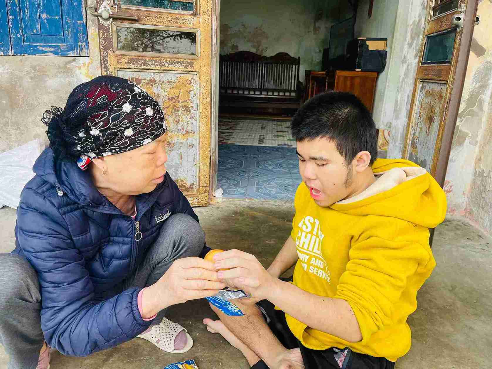 The moment Mrs. Luan chatted and was kind to her grandson. Photo: Mai Huong