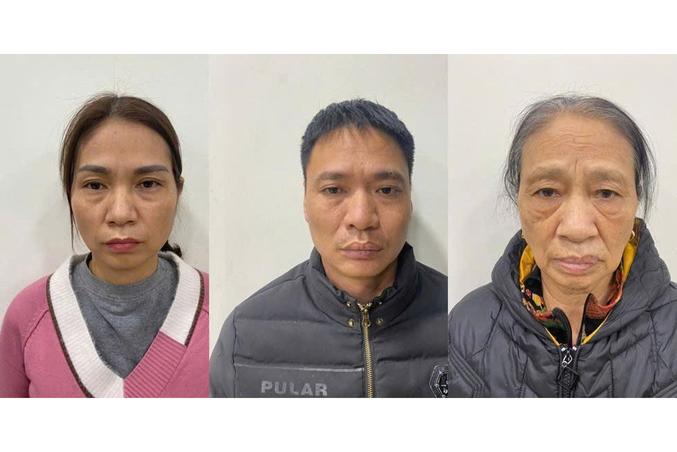 Các đối tượng trong đường dây bán "thuốc Nam" giả trước cổng bệnh viện. Ảnh: Công an Hà Nội 