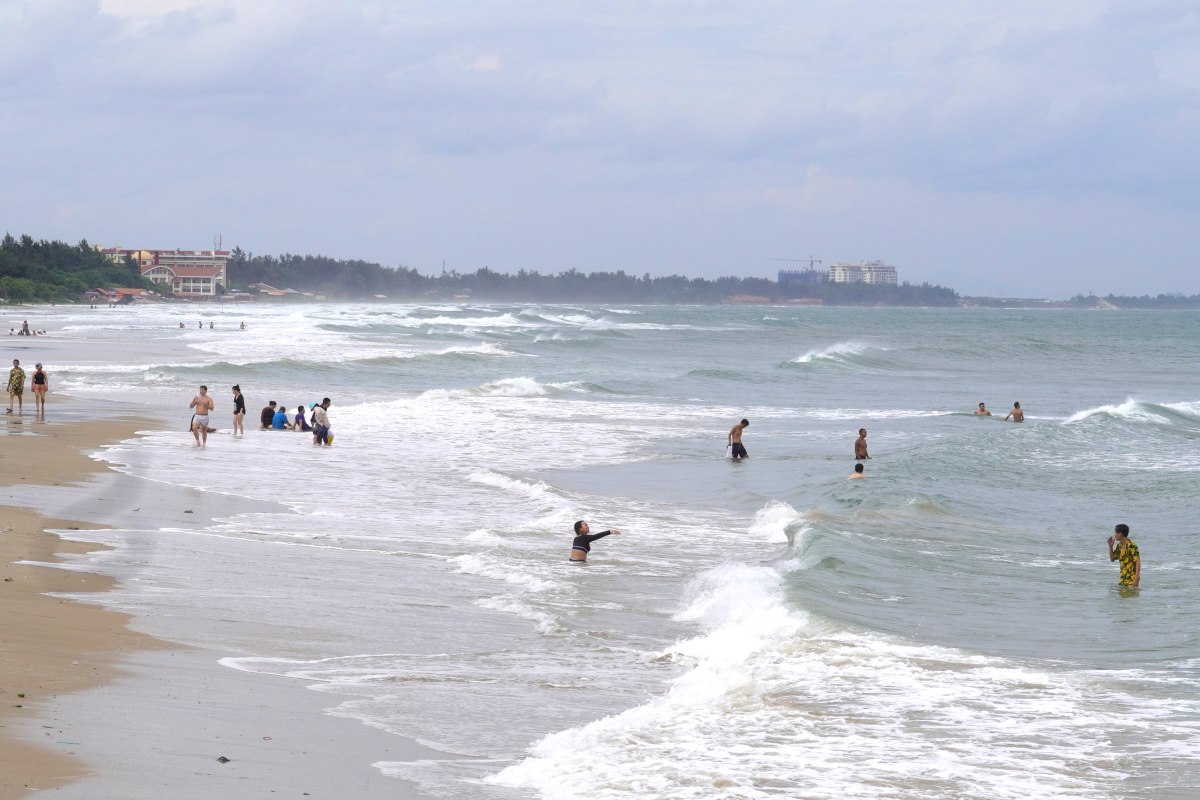 住民と観光客は、海路での移動、島嶼ツアーへの参加、ダイビングの計画を立てる際には、天気予報を注意深く監視する必要があります。写真:タイン・アン