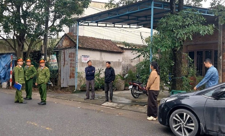 Trước khi đối tượng nhận tiền chuyển nhầm nhưng không trả lại rồi bị khởi tố, lực lượng công an, chính quyền địa phương và người tiền chuyển nhầm (người phụ nữ, thứ 2 từ phải sang) đã nhiều lần đến nhà đối tượng để vận động, thuyết phục nhưng bất thành. Ảnh: H.Nguyên