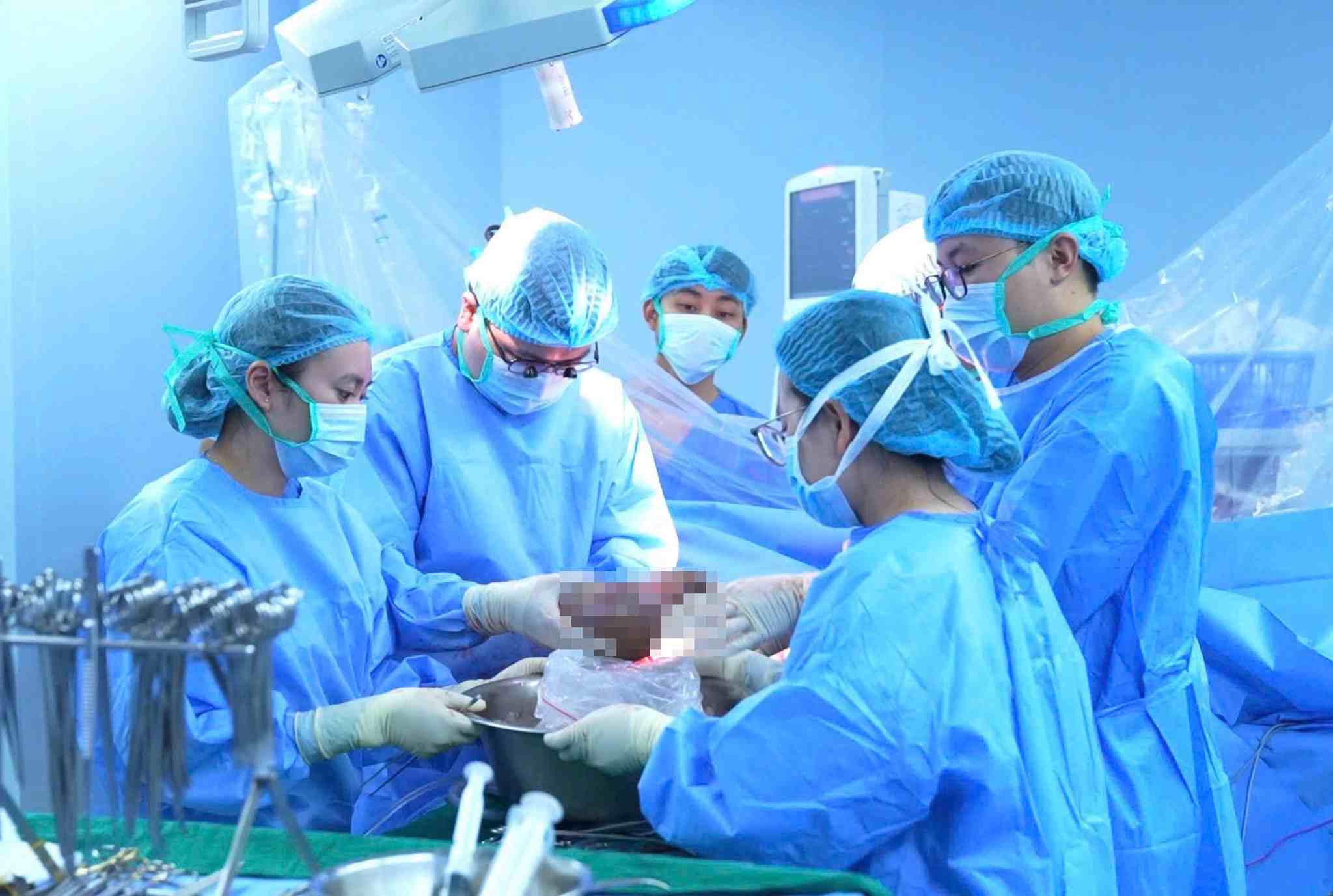 Cac bac si thuc hien lay tang gan tu nguoi hien chet nao. Anh: BVCC