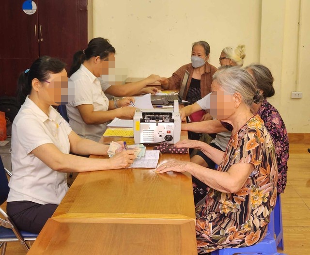 People receiving social pension benefits at payment points. Photo: According to BHXH