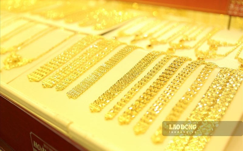 World gold and silver prices continuously hit historical peaks in the context of risk-avoidance sentiment spreading across global financial markets. Photo: Phan Anh