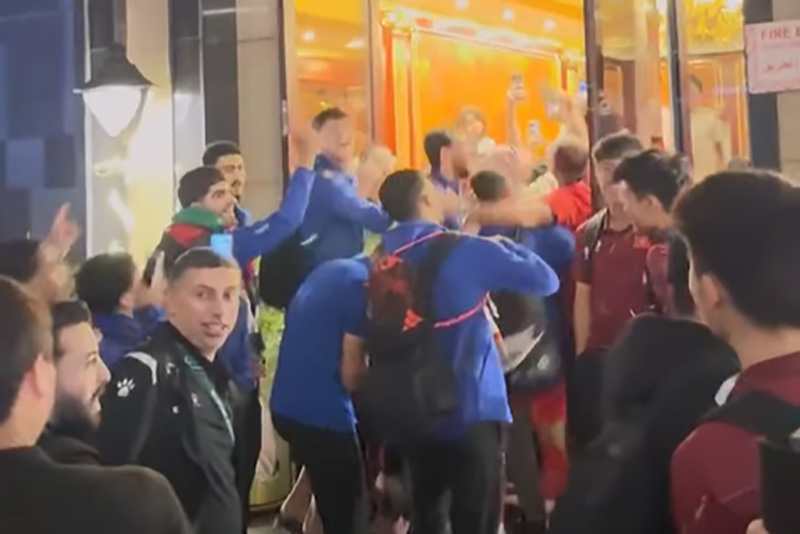 La U23 de Jordania celebra con la U23 de Vietnam despues de ganar un billete para los cuartos de final. Foto: Captura de video