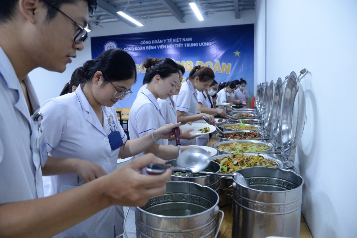 Vietnam Health Union deploys Tet care activities for union members and workers. In the photo: Trade union meal at the Central Endocrinology Hospital Union. Photo: Hospital Trade Union