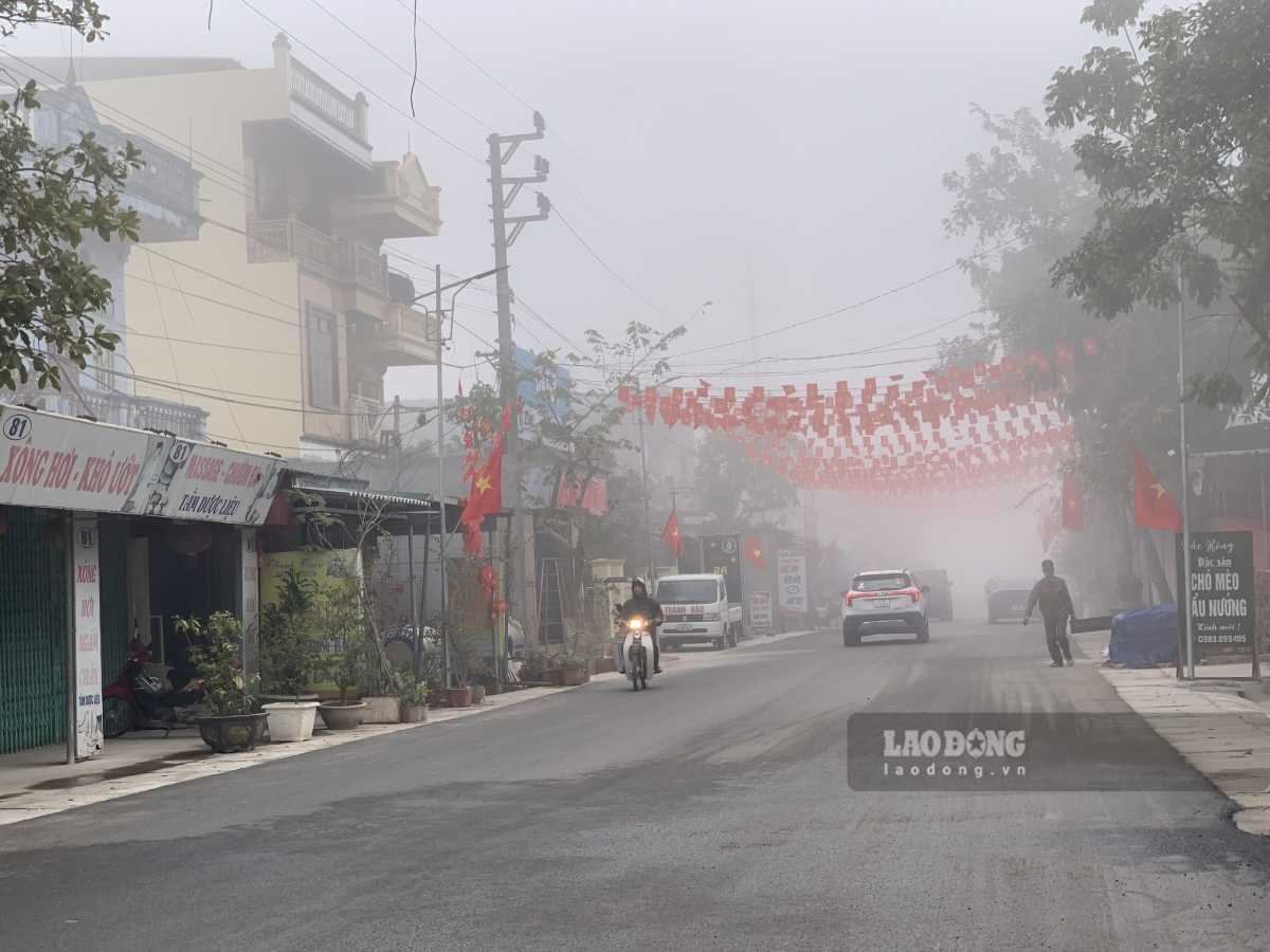 Suong mu phia trong khu dan cu. Anh: Ha Vi