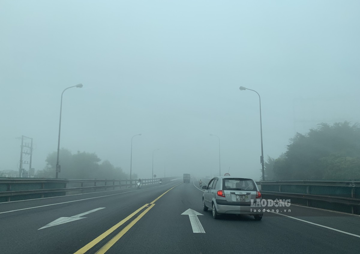 Khu vuc cau Tan De, cau Tan Phong cac phuong tien di chuyen cham, giu khoang cach an toan de tranh va cham. Anh: Ha Vi