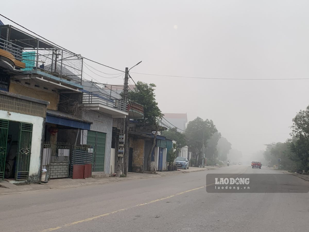 Khoang 8h15, tai QL21 suong mu bat dau tan dan khi anh nang mat troi len. Anh: Ha Vi