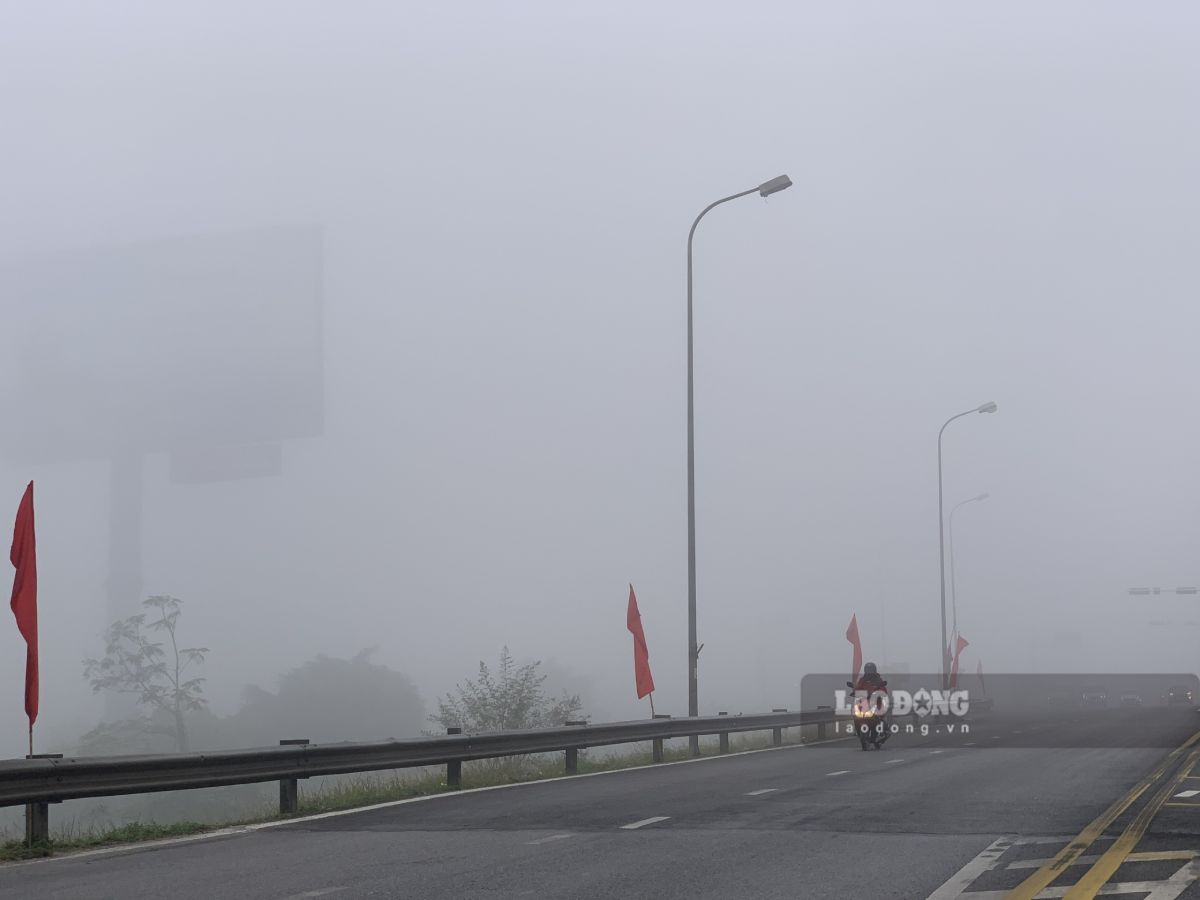 Nguoi dan bat den xe de di chuyen duoc an toan. Anh: Ha Vi