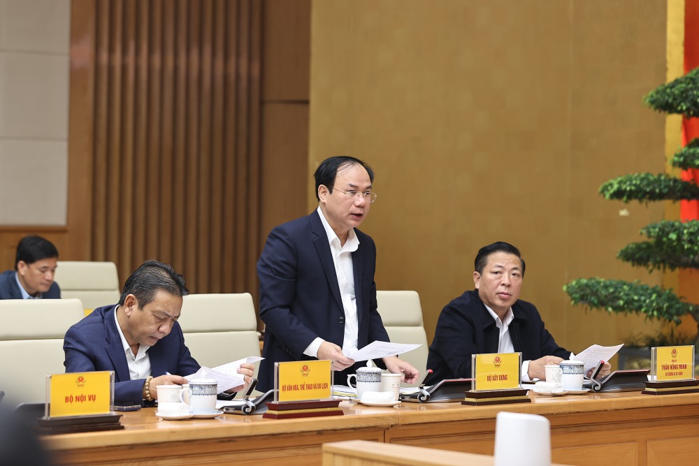 Thu truong Bo Xay dung Nguyen Van Sinh bao cao tai phien hop. Anh: VGP