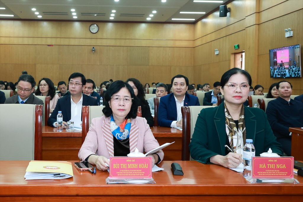 ブイ・ティ・ミン・ホアイ同志とハ・ティ・ンガ同志が第16期国会議員候補として推薦されました。写真:ハイ・グエン