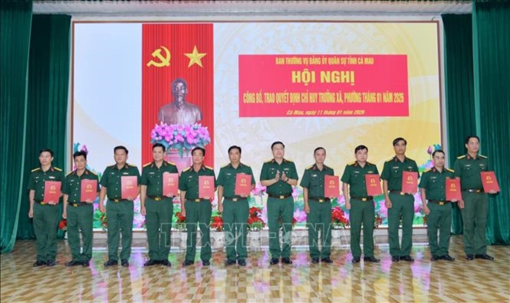 Dai ta Vo Thanh Le - Pho Bi thu Thuong truc Dang uy Quan su, Chinh uy Bo Chi huy quan su tinh Ca Mau trao quyet dinh dieu dong, bo nhiem Chi huy truong Ban Chi huy quan su cap xa. Anh: TTXVN 