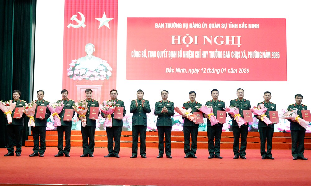 박닌성 군사령부 지도부가 간부들에게 코뮌 및 구 군사령부 사령관 직책 임명 결정을 수여했습니다. 사진: Trung Anh