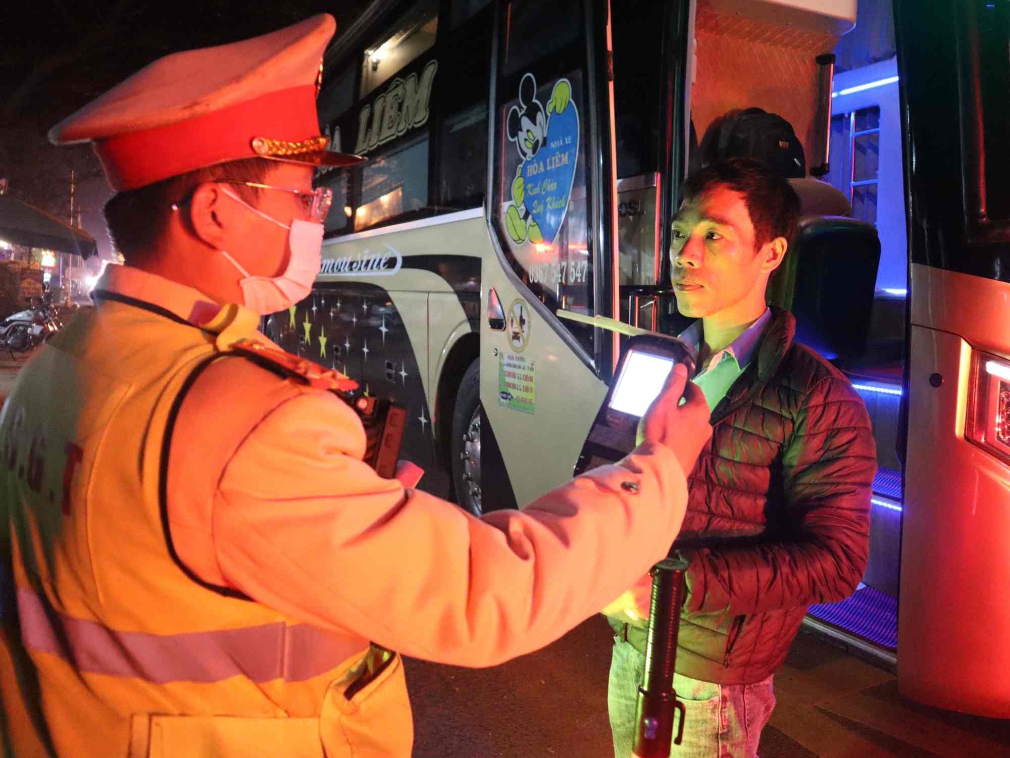 Functional forces check the alcohol concentration of the vehicle driver. Photo: Hoang Tuyet