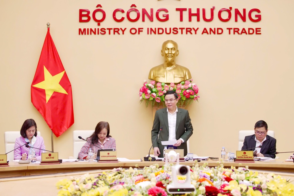 Acting Minister of Industry and Trade Le Manh Hung speaks at the conference. Photo: Mai Anh
