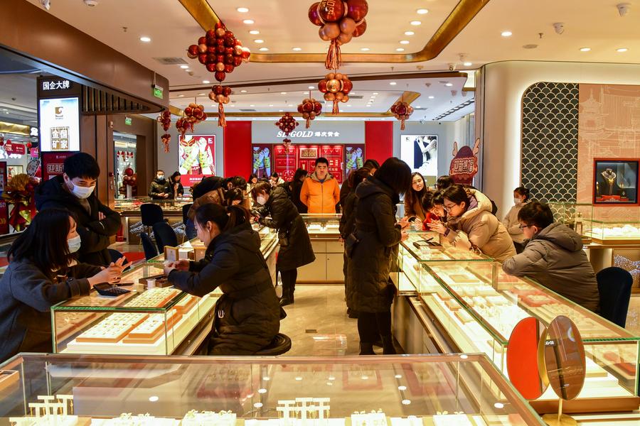 Gold trading in China amid rising gold prices. Photo: Xinhua
