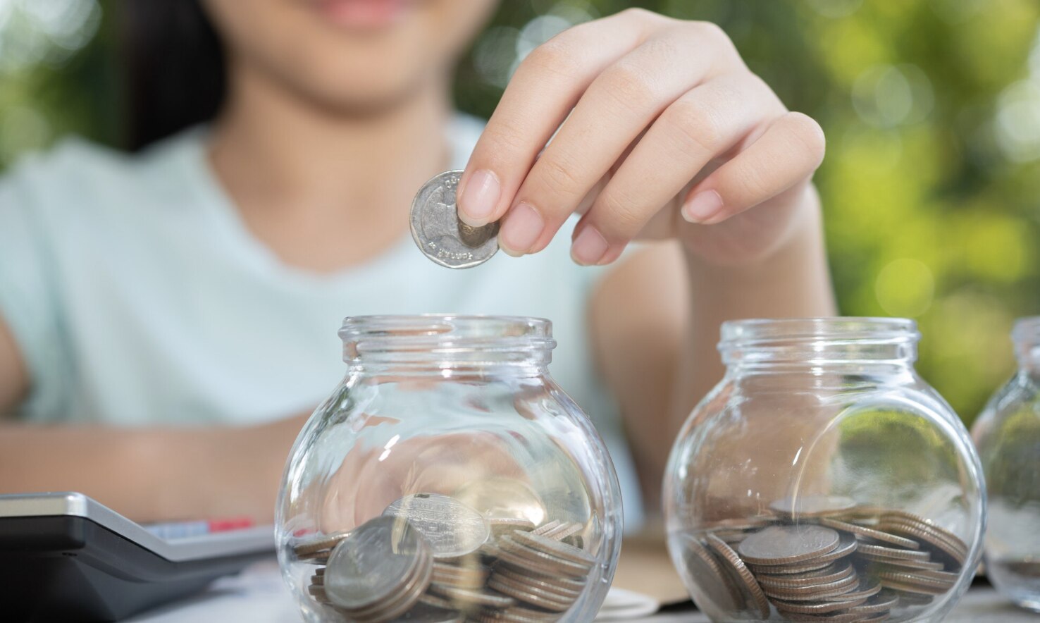 Saving does not start with big goals, but starts with small habits. Photo: Thuy Duong