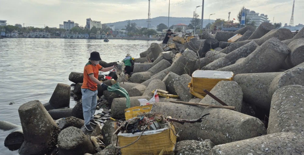Viec nhat rac cung gop phan lan toa thong diep bao ve moi truong cho nguoi dan va du khach. Anh: Khanh Van