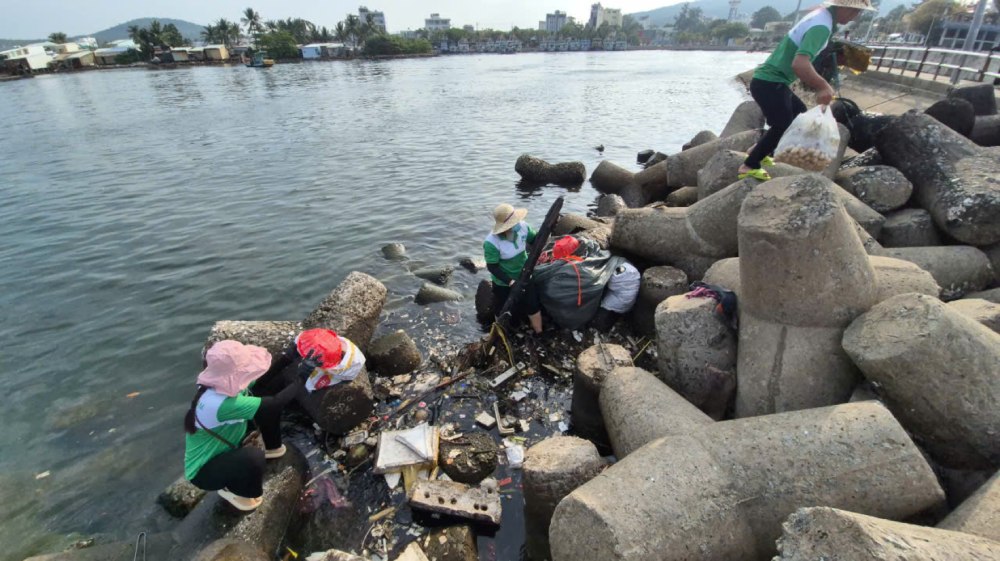 Volunteer group cleaning up garbage at the breakwater area at Dinh Cau beach (Phu Quoc Special Zone). Photo: Khanh Van
