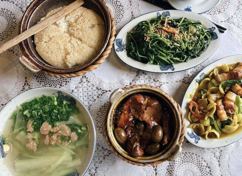 Cooking delicious meals for the family is one of the activities that helps reduce stress effectively. Photo: Tuan Dat