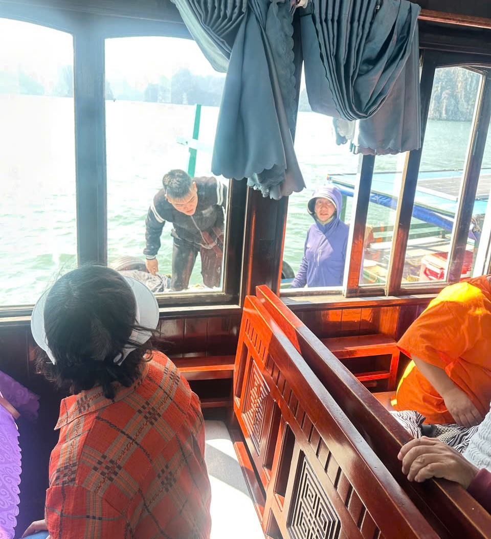 Although they resolutely chased away, a street vendor boat still tried to dock on the side of the tourist boat. Photo provided by the tourist boat company