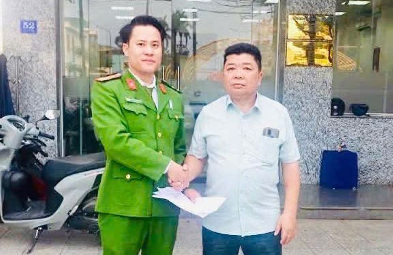 끄어뚱사 공안은 다른 사람이 잘못 이체한 돈을 주민들이 돌려주는 것을 지원합니다. 사진: 끄어뚱사 공안