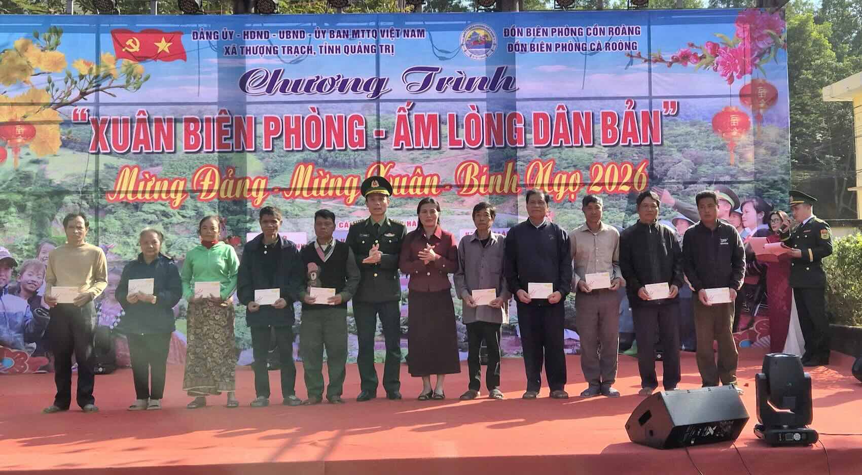 クアンチ省国境警備隊が国境地域の住民にテトの贈り物を贈呈。写真:国境警備隊