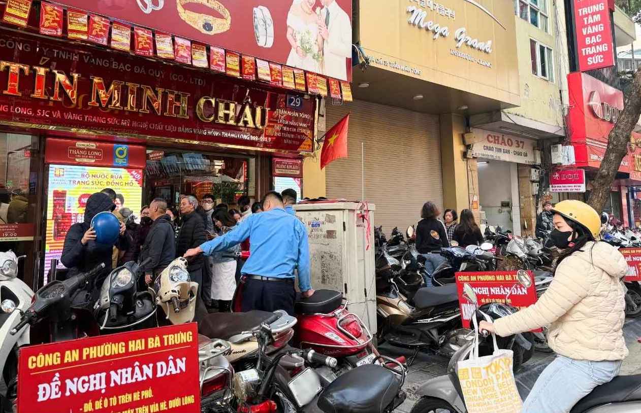 Du gia lien tuc bien dong, vang nhan van thu hut nhieu nguoi san mua. Anh: Phuong Anh 