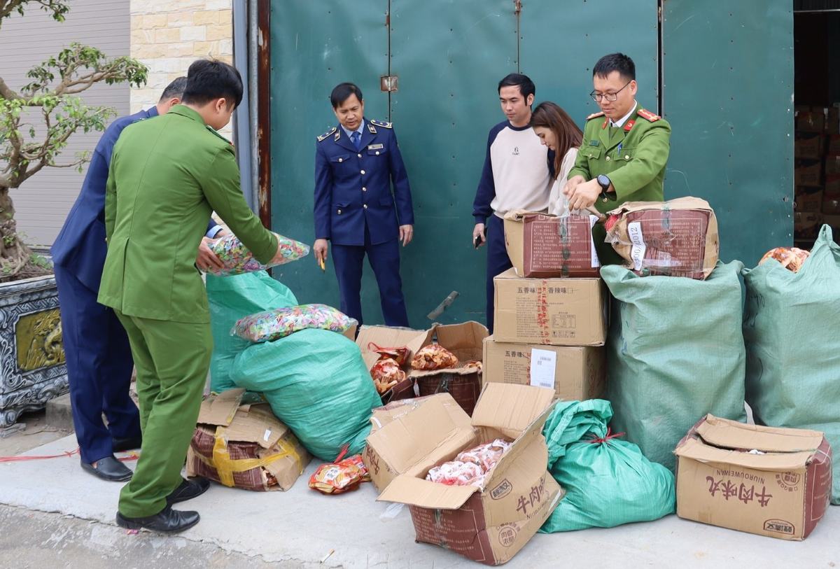 Toan bo so hang hoa deu la hang khong ro nguon goc xuat xu, khong dam bao an toan chat luong khi ra luu thong tren thi truong. Ảnh: Truyen thong xa Gia Loc