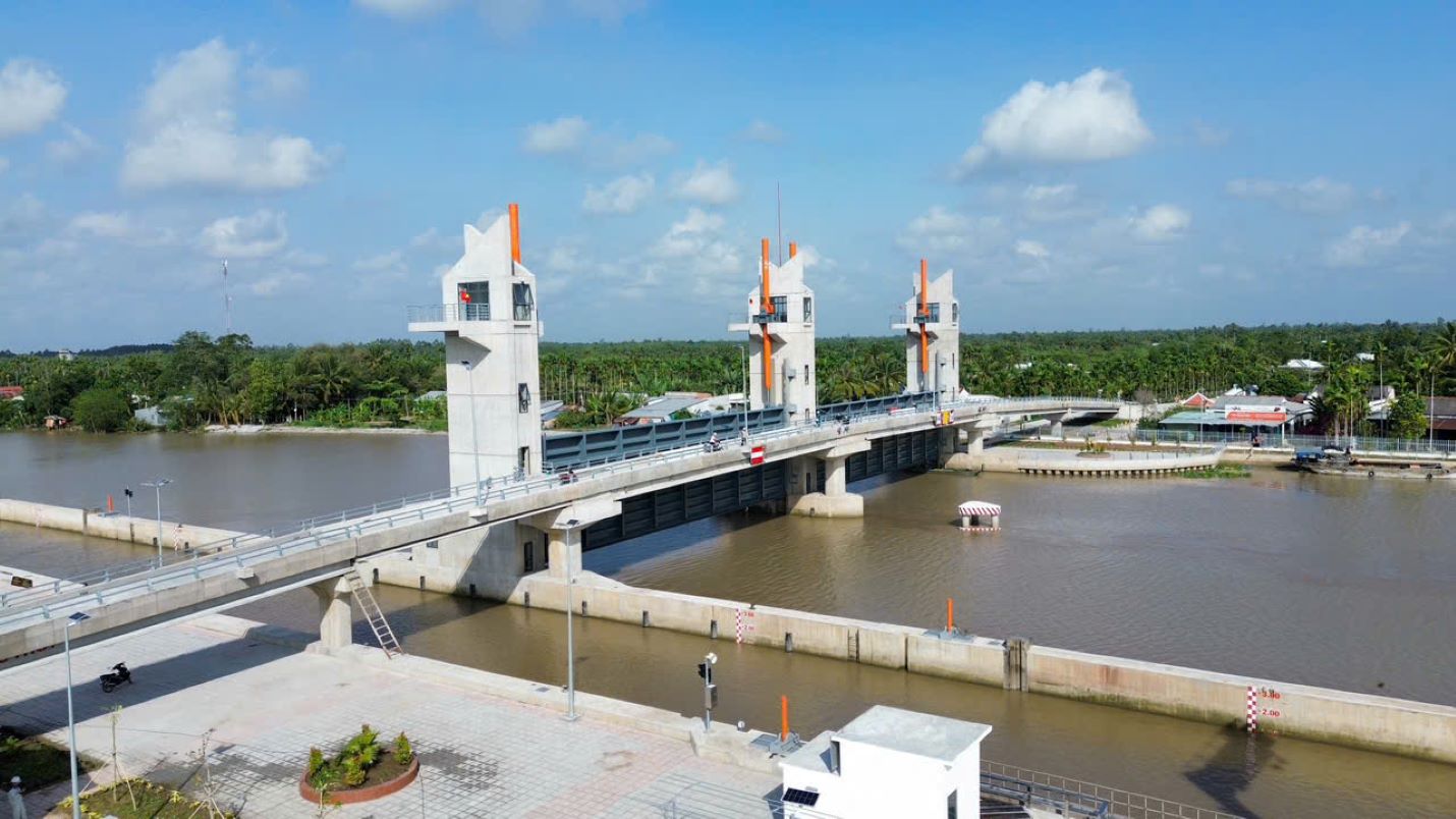Rach Top pond culvert put into operation contributes to minimizing drought and saltwater intrusion, proactively supplying fresh water to over 36,000 hectares of agricultural production in Can Tho City. Photo: Phuong Anh