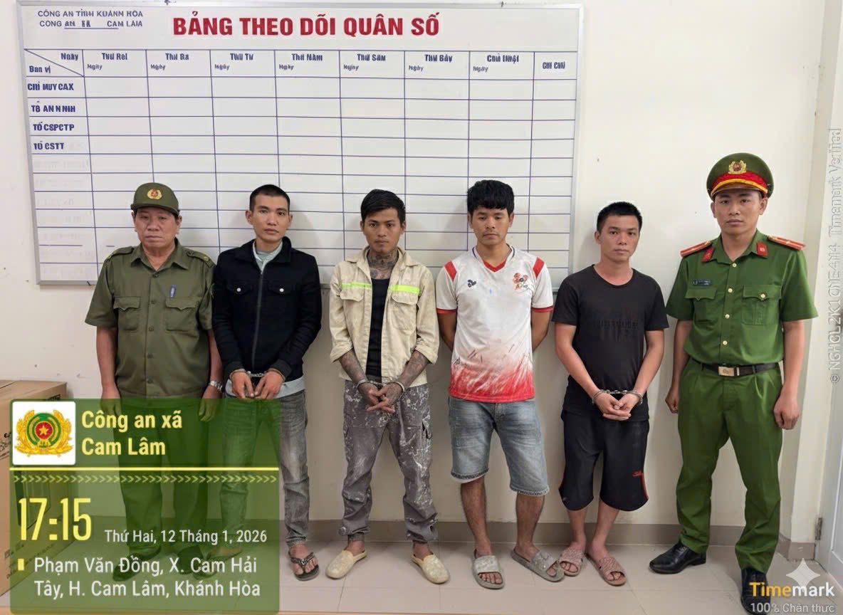 La policia de la comuna de Cam Lam desmantela un grupo que organiza el uso ilegal de drogas. Foto: Policia proporcionada