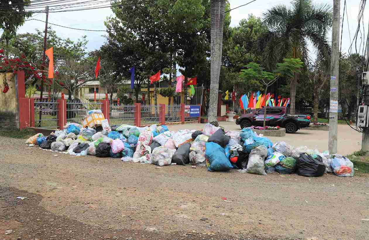 Mot dong rac thai u dong ngay truoc cong mot truong hoc tai xa Hoa Ninh boc mui hoi thoi nong nac. Anh: Phuc Khanh 