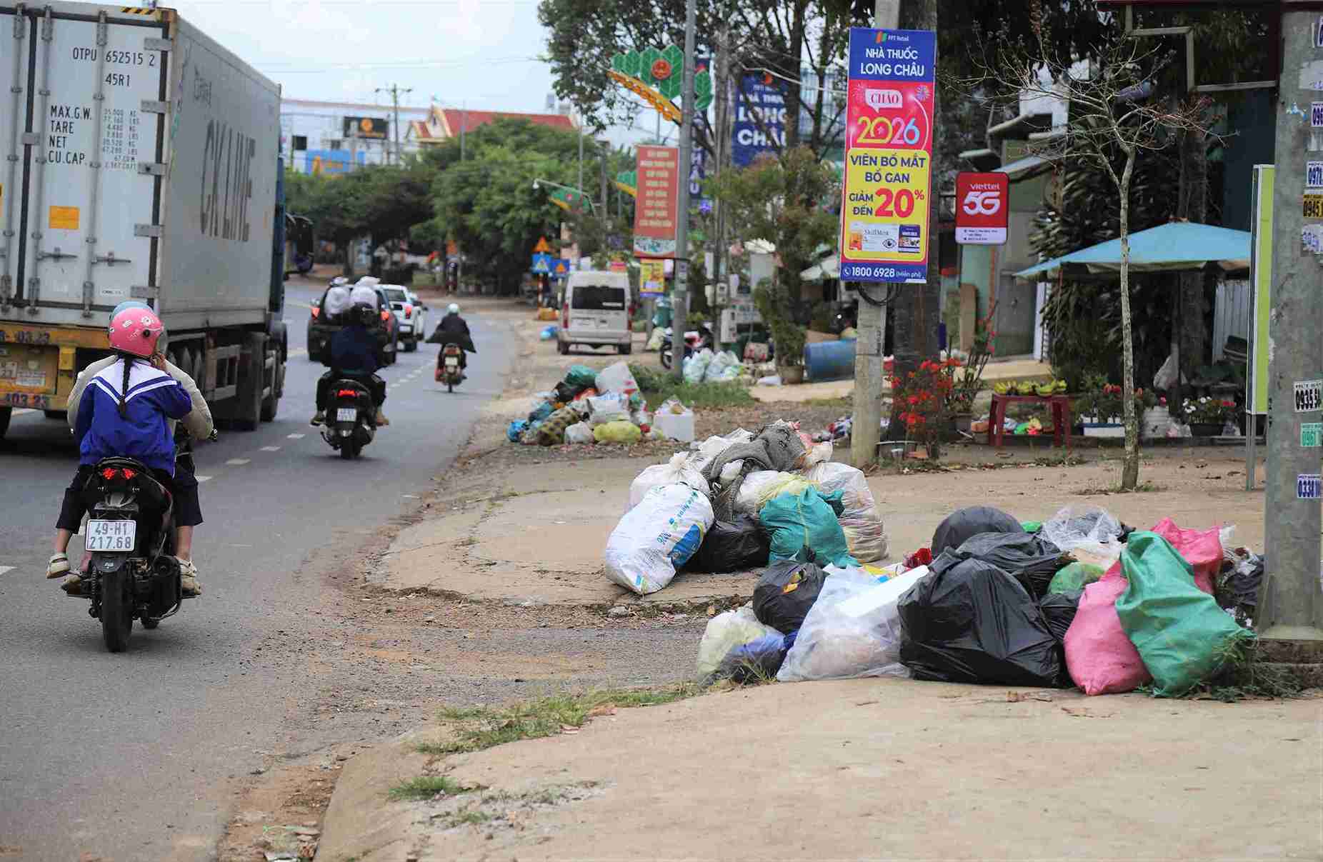 Rac thai u dong bua vay nha nguoi dan doc theo Quoc lo 20 qua dia phan xa Hoa Ninh. Anh: Phuc Khanh 