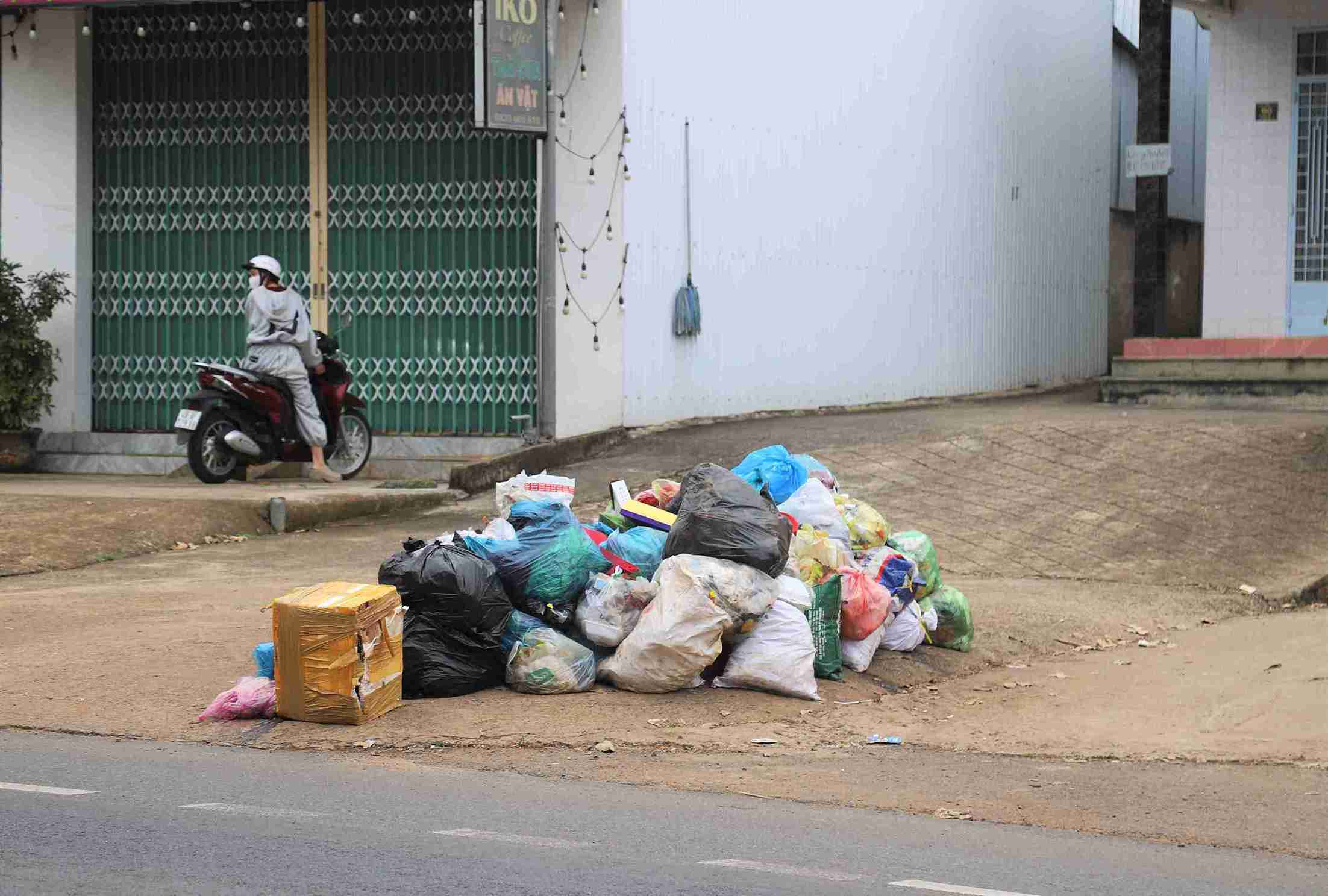 Rac thai u dong chat dong boc mui hoi thoi ngay truoc cua nha dan tai xa Hoa Ninh. Anh: Phuc Khanh 